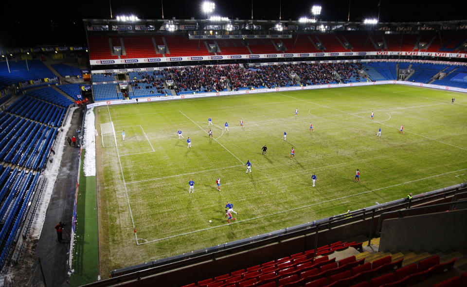 MOT KUNSTGRESS?: Slik s� Ullevaal-matta ut under seriestarten i fjor. N� vurderer den nyvalgte fotballpresidenten, Yngeve Hall�n, kunstgress p� landslagsarenaen.Foto: Erlend Aas / SCANPIX