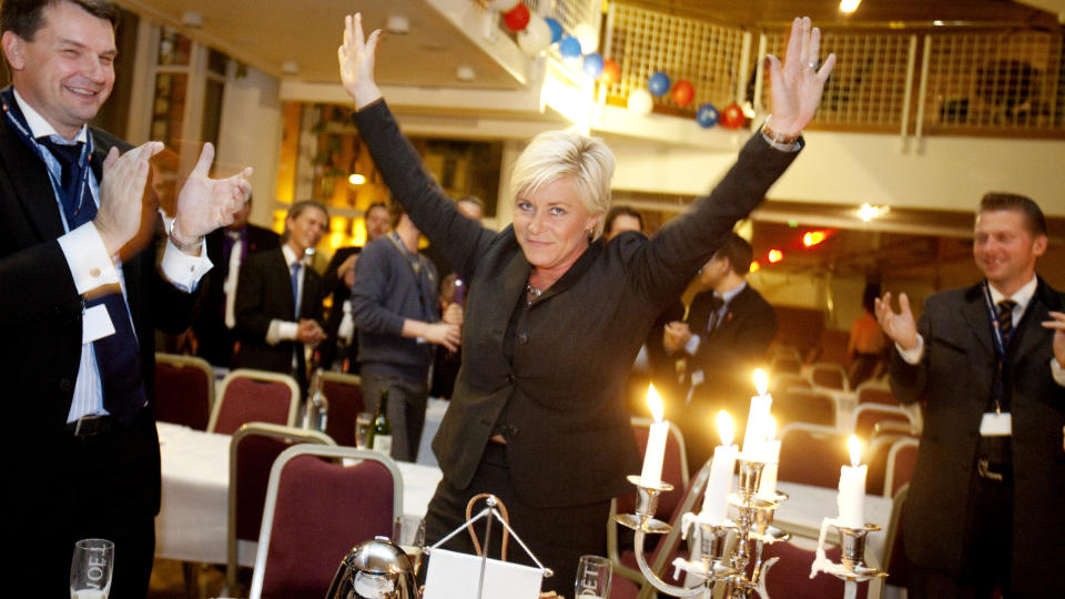 STRATEG: Tor Mikkel Wara (t.v.) jobbet tett med partileder Siv Jensen i Fremskrittspartiet, gjennom valgkampen i fjor h�st. Her applauderer han Jensen p� partiets valgvake p� Det Norske Teater valgnatta. FOTO: SCANPIX