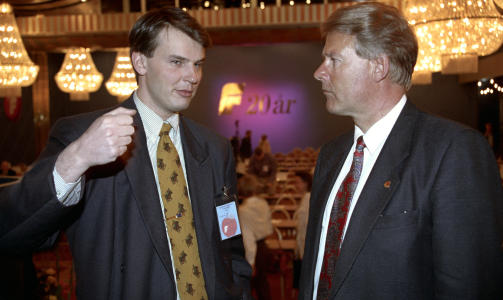 TIDLIGERE NESTLEDER: Wara gikk av som nestformann i Frp i 1993. Her er han med dav�rende partiformann Carl I. Hagen FOTO: SCANPIX
