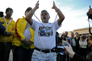 KJEMPET: Gustavo Moncayo krysset Colombia til fots. N� f�r han betalt for sin kamp. Foto: AFP/Scanpix