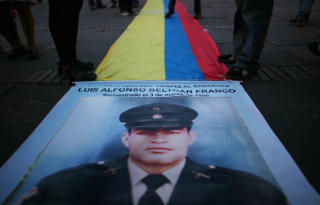 OMKOM I JUNGELEN: Politimannen Luis Alfonso Beltran. Foto: AP/Scanpix