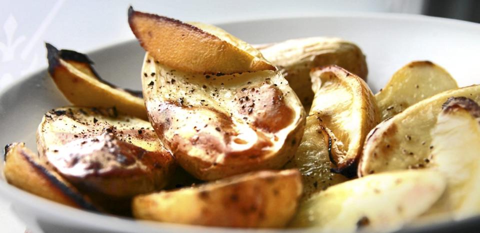 OVNSBAKTE POTETER: Det er moro � lage ovnsbakte poteter! Foto: Erik Hannemann
