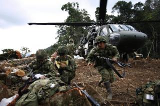 HARDE KAMPER: Colombianske styrker i aksjon mot FARC i februar i �r. Foto: AP/Scanpix