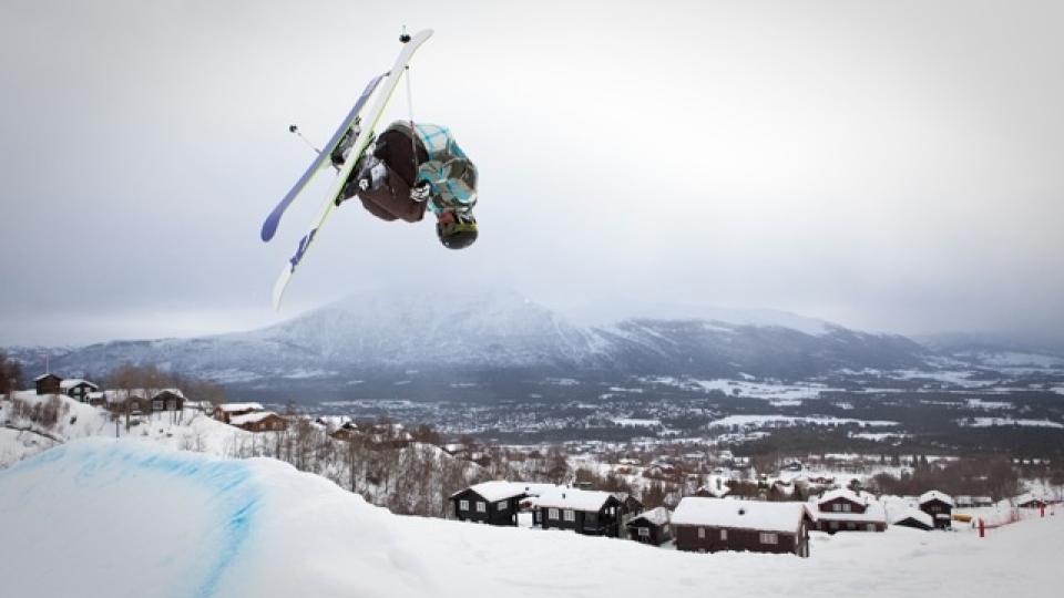 OPPDALSSVEV: Oppdal har noe � by p� for enhver smak, og mange framhever de gode mulighetene for frikj�ring. Her er Peder Haugmo Hoel (23) i et luftig hopp. Foto: Ole Morten Melg�rd.
