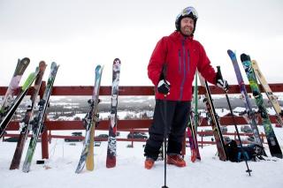 TESTER SKI: Erlend Sande, som er ansvarlig redakt�r i magasinet Fri Flyt, har satt av ei arbeidsuke til � teste nye skimodeller p� Oppdal. Foto: Ole Morten Melg�rd.