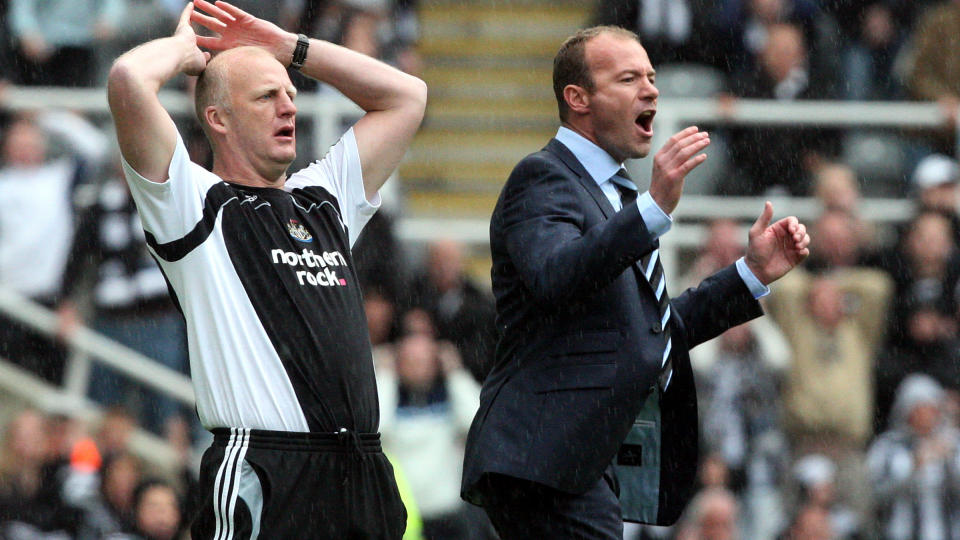 NEDRYKK MED NEWCASTLE: Iain Dowie (t.v) tok Newcastle ned i The Championship i mai i fjor, sammen med manager Alan Shearer. Foto: AP/Scott Heppell