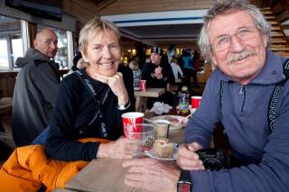 TOK TOGET: Annichen Hauan (63) og Halvor N�ss (69) tok toget fra Oslo for � st� p� ski p� Oppdal. Her pr�ver de gulasjsuppa p� Vangslia Caf�. Foto: Ole Morten Melg�rd.