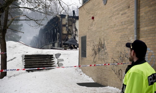 UTBRENT: Slik ser barneskolen ut onsdag formiddag. FOTO: �istein Norum Monsen.