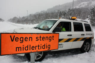 FLERE STEDER: Dette skiltet m�tte bilistene p� �rskogfjellet i g�r. Veien er fremdeles stengt flere strekninger. Foto: Kjell Herskedal / Scanpix