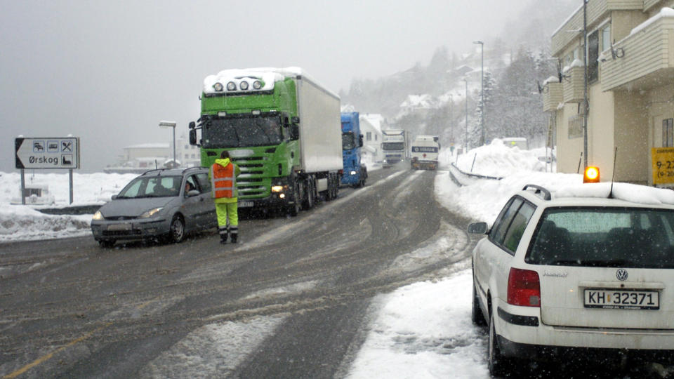 KAOTISK: P� Sj�holt var det full stopp for de som �nsket � kj�re ut av Sunnm�re i g�r. Det er n� sendt ut flomvarsel p� grunn av mildere og v�tere v�r p� hele Vestlandet i helga. Foto: FRIDGEIR WALDERHAUG