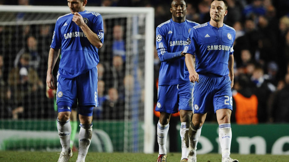 TO UHELL P� �N KVELD: F�rst ble John Terry og Chelsea-gutta sl�tt ut av Champions League. S� traff bilen til kapteinen en ansatt i Chelsea. Foto: REUTERS/Dylan Martinez