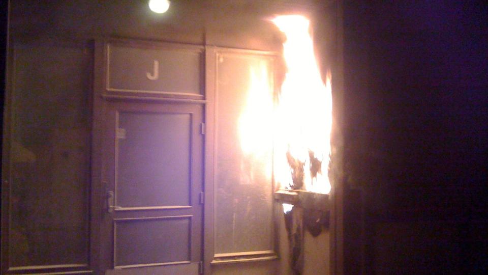 LEKTE MED ILD: Her startet brannen i T�rn�sen skole. Fire gutter er tatt inn til avh�r hos politiet, og to av dem skal ha innr�mmet � ha lekt med ild, melder �stlandets Blad. Foto: Tipser.no