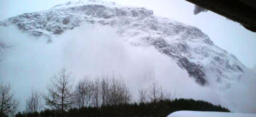 HER G�R RASET: Kristins mor, Oddny Furset Heimtun, bor rundt to kilometer unna fjellsiden der raset gikk. Hun tok dette bildet i det sn�massene l�snet fra fjellet. MMS-FOTO FRA DAGBLA-LESER: Oddny Furset Heimtun