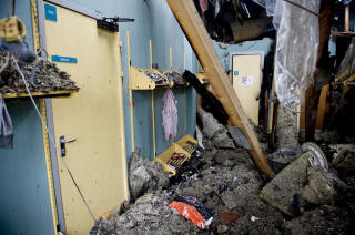 STORE SKADER: Skadene p� T�rn�sen skole skolen er store. Ordf�rer Ildri Elidem L�vaas tror gjenreisning av skolen vil koste omlag 100 millioner kroner. FOTO: �istein Norum Monsen.