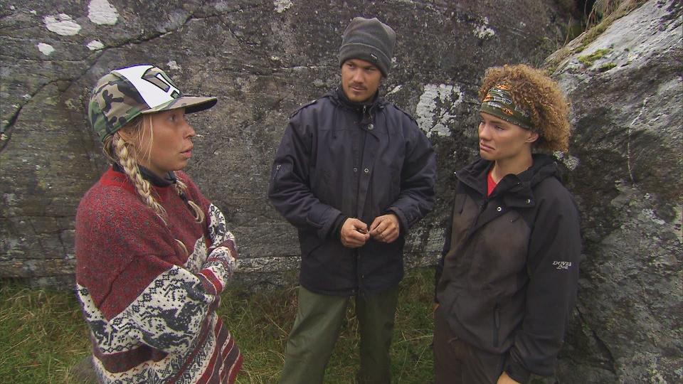 T�FT FOR TONE: Silje Trosten Johnsen (til venstre) og Eirik F�nstelien forteller Silje at hun ikke kan tro p� sin venninne. Foto: TV 2