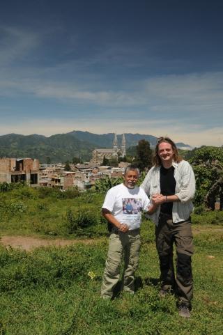 M�TTE NORSK AKTIVIST: Gustavo Moncayo m�tte �ystein Schetne i stifelsen Golden Colombia. Foto: Privat