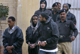 SENDT I FENGSEL:  Bildet fra 4. januar i �r viser de fem unge mennene bli f�rt ut fra politistasjonen f�r de ble fraktet til fengselet i Sargodha.  Foto: SCANPIX/AP Photo/K.M. Chaudary