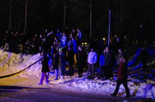 S� BRANNEN: Flere kom til � s� T�rn�sen skole brenne til grunnen natt til i dag. Foto: Tipser.no