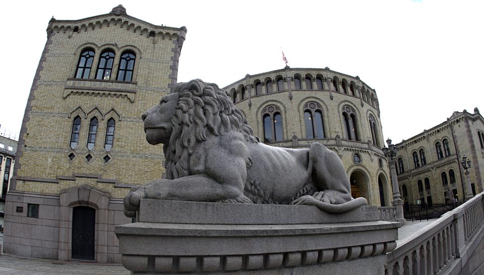 LUKTER VONDT: Rundt stortingsbygget lukter det tidvis kloakk. Det vil Oslo kommune n� gj�re noe med. Forel�pig er det uvisst n�r problemet vil v�re l�st. Foto: Morten Holm / Scanpix