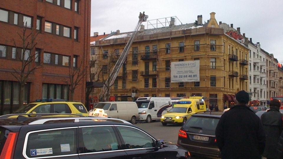 TATT AV TAKRAS: En kvinne fikk lettere skader etter et takras p� Majorstua i dag. Foto: 2400-tipser