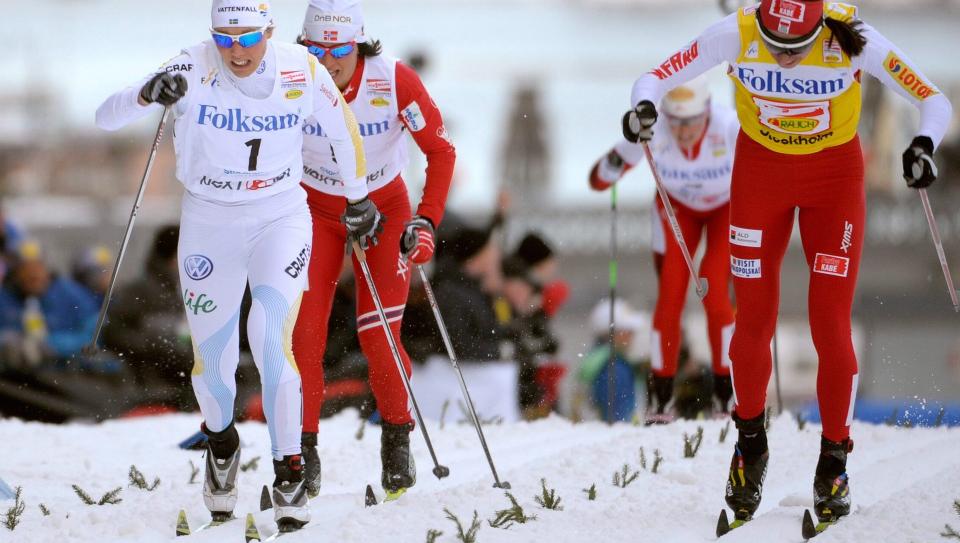VANT SIN SISTE SPRINT: Svenske Anna Olsson legger opp etter sesongen, og tok en popul�r seier p� hjemmebane i Stockholm. Justyna Kowalczyk (t.h.) tok andreplassen, mens Marit Bj�rgen gikk inn til tredjeplass i ryggen p� Olsson. Foto: Anders Wiklund EPA/Scanpix