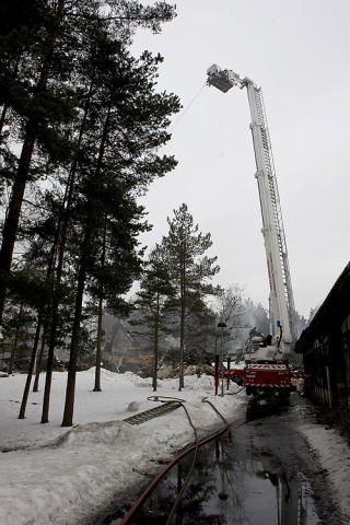 ETTERSLUKKING: Brannvesenet ansl�r at arbeidet med � slukke brannen vil vare til torsdag. Foto: �istein Norum Monsen.