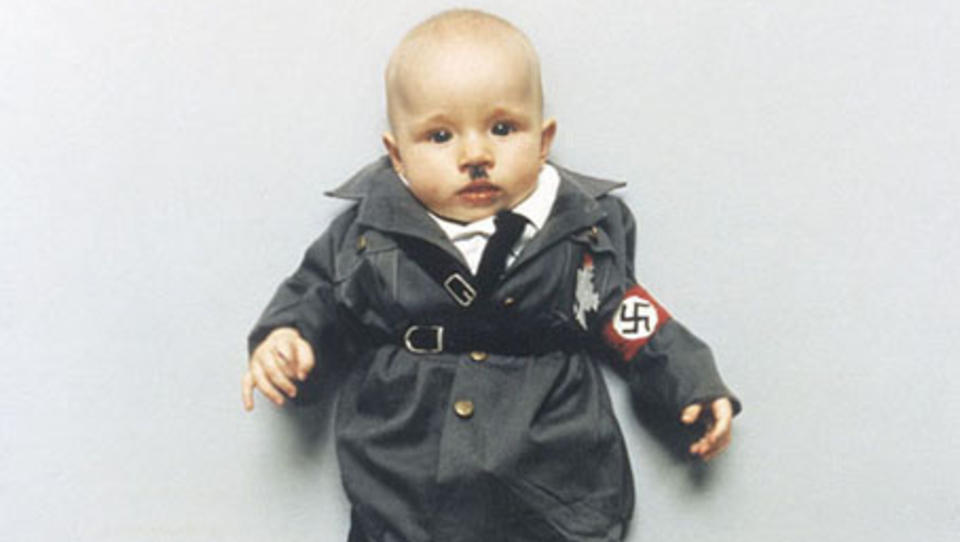 TOK BILDE AV DATTEREN SOM HITLER: Den norsk-danske kunstneren Nina Maria Kleivan f�r hatmail.