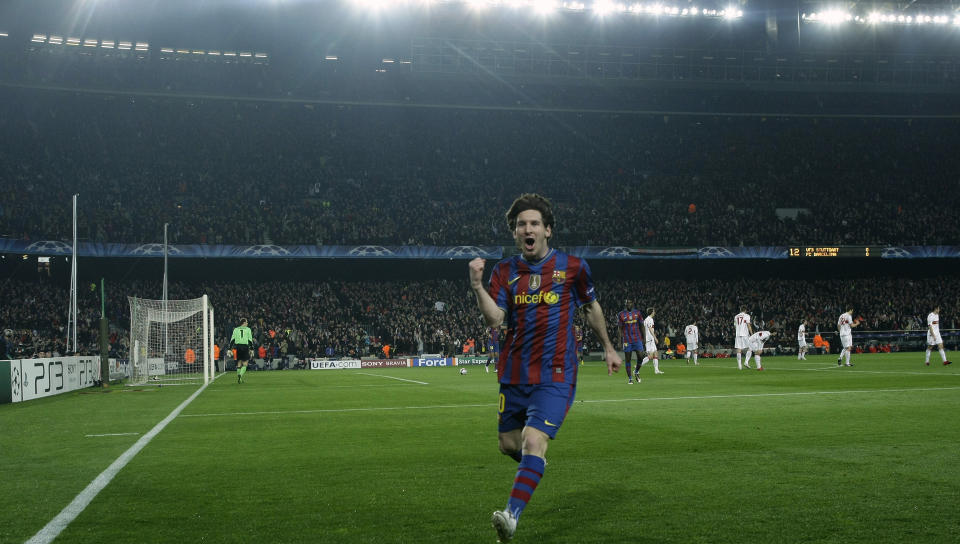 BANENS GIGANT: Lille Lionel Messi scoret to m�l mot Stuttgart i g�r. Foto: REUTERS/Albert Gea