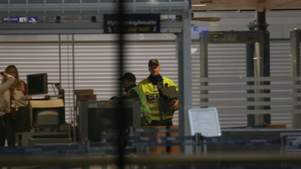  TATT P� ALVOR:  Politiet gjennoms�kte straks innsjekkingen og sikkerhetskontrollen p� V�rnes etter at en passasjer truet med at han hadde noe i bagen som kunne eksplodere. FOTO: TOR AAGE HANSEN.