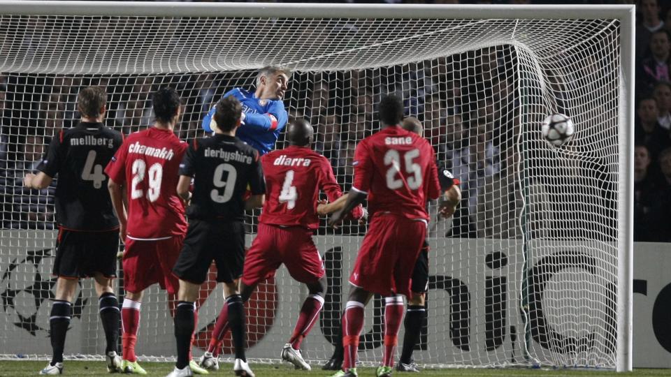 UPS: Olympiakos-keeper Antonis Nikopolidis ser frisparket fra Yoann Gourcuff suse over seg og inn i lengste hj�rne. Foto: Francois Mori, AP/Scanpix