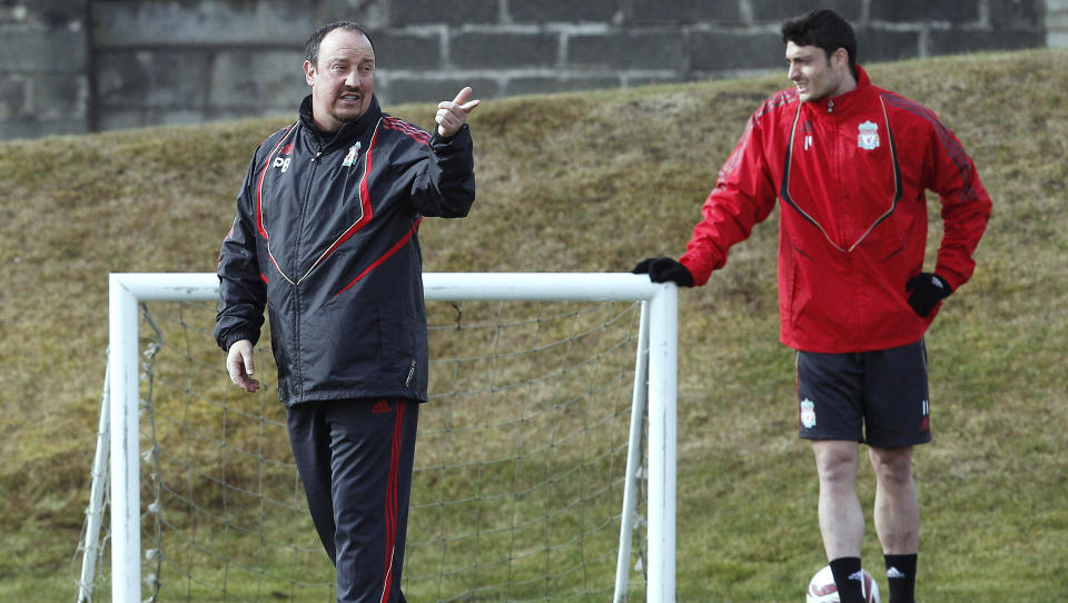 ISKALDT: Albert Riera hevder Rafa Benitez ikke snakker med spillerne og kaller dialogen med spillergruppa ikke-eksisterende. I kveld m� Liverpool sl� Lille for � beholde Europa-dr�mmen.Foto: SCANPIX/REUTERS/Phil Noble