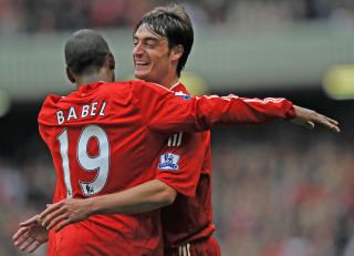 GLADERE DAGER: Albert Riera og Ryan Babel feirer scoring mot Hull i september i fjor. Siden den gang har begge to kommet med angrep p� manager Rafa Benitez.Foto: SCANPIX/AFP/PAUL ELLIS