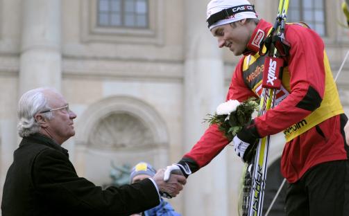 KONGEM�TE: Petter Northug ble gratulerert av kong Carl XVI Gustaf  efter finalen i Royal Palace Sprint i Stockholm i g�r. Foto: ANDERS WIKLUND / SCANPIX