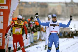 NESTEN SM�REFRI SEIER: Russlands Nikita Kriukov gikk i m�l som seierherre foran  Petter Northug i finalen i Stockholm. Foto: ANDERS WIKLUND / SCANPIX