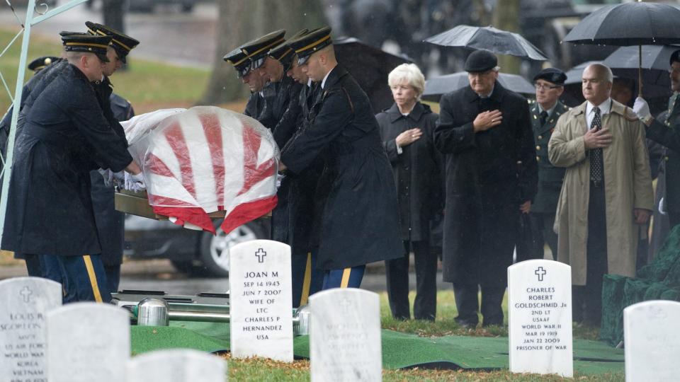 MASSAKRE: Phillip Warman, mannen til oberstl�ytnant Juanita Warman, ser p� mens kona hans blir begravet. Hun var et av Nidal Hasans ofre p� Fort Hood. Foto: EPA/Scanpix