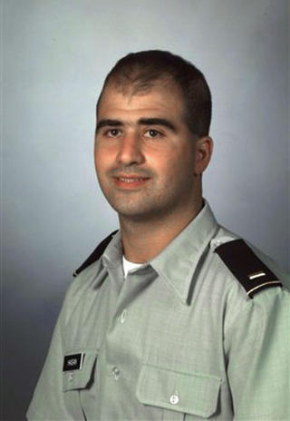 DREPTE 13: Major Nidal Hasan, som fikk moralsk og �ndelig st�tte av Anwar al-Awlaki. Foto: AFP/Scanpix