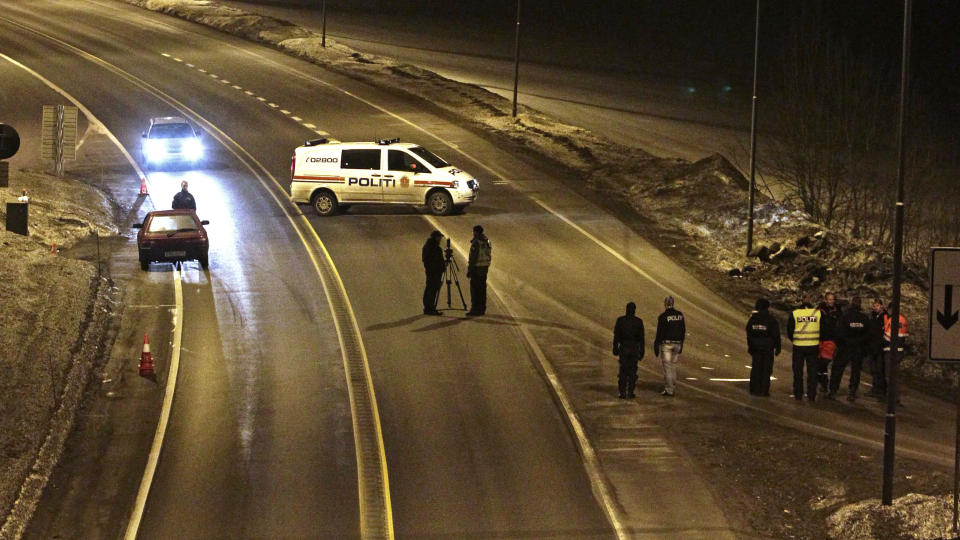 REKONSTRUKSJON:
Politiet gjennomf�rte onsdag en rekonstruksjon av ulykken p� E18 ved Grimstadporten hvor politif�rstebetjent B�rge Ivarsen ble drept for to uker siden.
Foto: Tor Erik Schroder / SCANPIX
