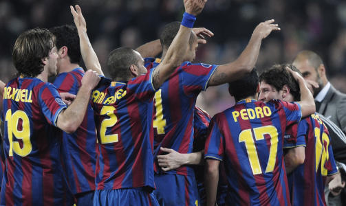 MAGI: Her feirer Barca-spillerne en av Messis nettkjenninger. Foto: AP/Daniel Ochoa de Olza)