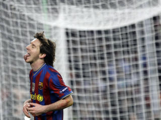 SOM MARADONA: Messi fikk skryt ogs� av motstandernes trener i g�r. Foto: REUTERS/Gustau Nacarino
