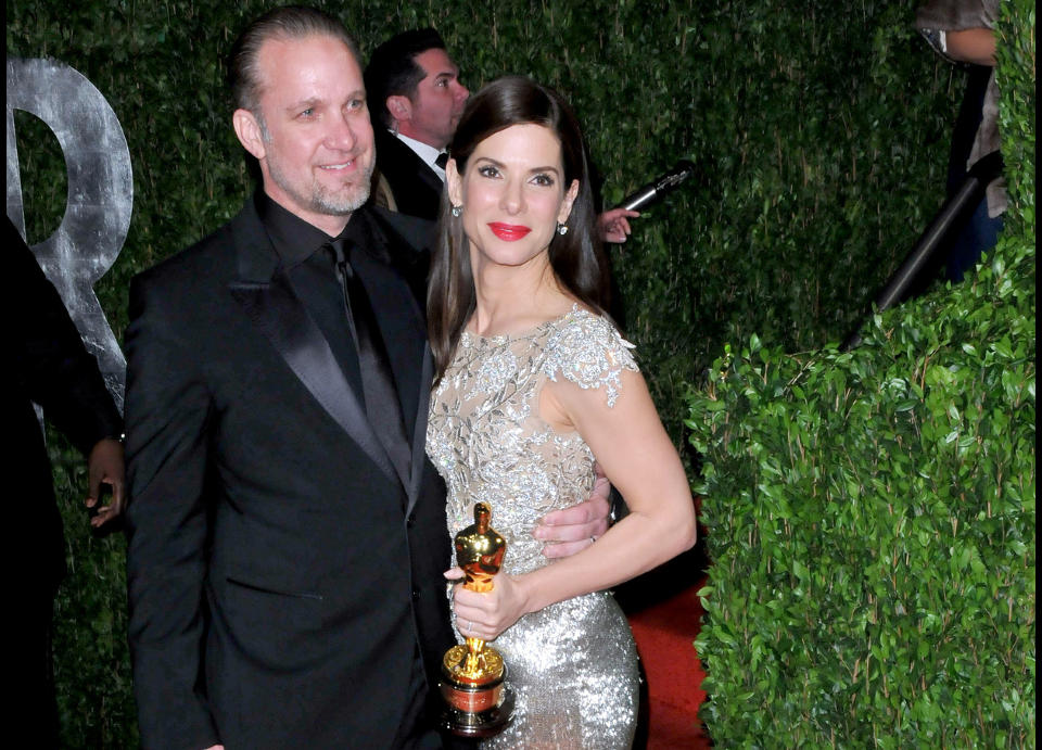 KNUTE P� TR�DEN: Sandra Bullock dropper � reise til England for � kaste glans over The Blind Side-premieren. Ryktene g�r om at ektemannen Jesse James skal ha hatt et forhold til en modell. Foto: STELLA PICTURES