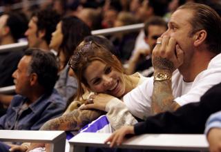 P� HOCKEYKAMP: Sandra Bullock og Jesse James.