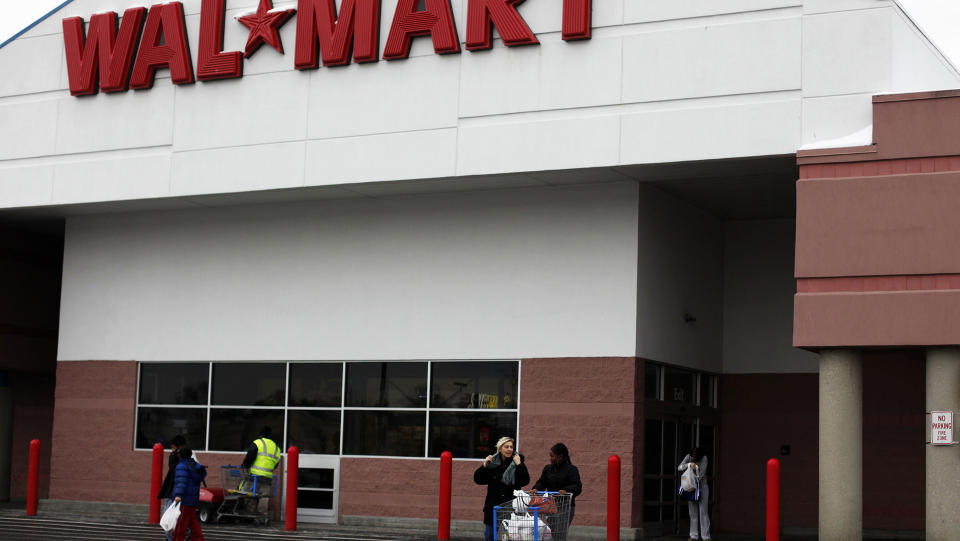 ETTERFORSKES: Det var ledelsen ved Walmart-butikken som varslet om uttalelse. Her er Walmart-butikken i Westbury i New York. Foto: Reuters/Scanpix