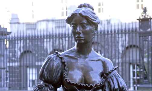 VAKRE MOLLY: Sangen om den brystfagre fiskerjenta Molly Malone er blitt irsk allemannseie. Molly gikk gatelangs med trillevognen og ropte Cockles and mussels! Alive, alive oh!. Hun døde 17 år gammel av tyfus. Nå står hun på sokkel. Foto: Eivind Pedersen VAKRE MOLLY: Sangen om den brystfagre fiskerjenta Molly Malone er blitt irsk allemannseie. Molly gikk gatelangs med trillevognen og ropte Cockles and mussels! Alive, alive oh!. Hun døde 17 år gammel av tyfus. Nå står hun på sokkel. Foto: Eivind Pedersen