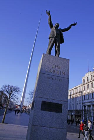 SÆRPREGET: To av Dublins størrelser. Med fagforeningslederen Jim Larkin på sokkel, hever Dublin-nåla seg 130 meter til værs. Foto: Eivind Pedersen SÆRPREGET: To av Dublins størrelser. Med fagforeningslederen Jim Larkin på sokkel, hever Dublin-nåla seg 130 meter til værs. Foto: Eivind Pedersen