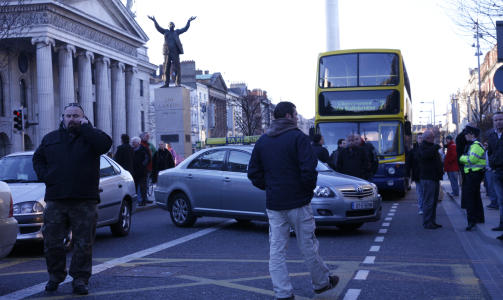 NY URO: Dublin er en by der det er lett å få tak i taxi. Nå er det så mange taxier at sjåførene murrer og har aksjonert ved å stenge trafikken utenfor hovedpostkontoret (t.v.) der påskeopprøret skjedde i 1916. Tilfeldig?? Foto: Eivind Pedersen NY URO: Dublin er en by der det er lett å få tak i taxi. Nå er det så mange taxier at sjåførene murrer og har aksjonert ved å stenge trafikken utenfor hovedpostkontoret (t.v.) der påskeopprøret skjedde i 1916. Tilfeldig?? Foto: Eivind Pedersen