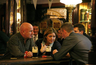 INTIMT: På irsk pub finner du alltid noen å snakke med - gjerne bartenderen. Foto: Eivind Pedersen INTIMT: På irsk pub finner du alltid noen å snakke med - gjerne bartenderen. Foto: Eivind Pedersen