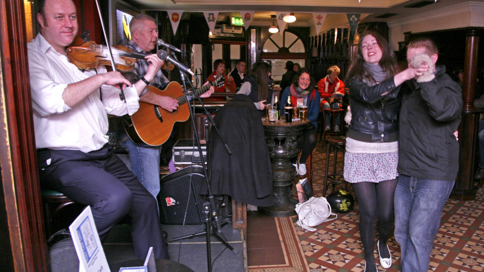 MUSIKK OG LATTER: Det svinger skikkelig p� Quays Bar i Dublin n�r norgesvennene Brendan Lynch (t.v.) og Eddie Valentine spiller opp. De glade musikantene tror at irene har f�tt sitt gode lynne gjennom gode gener fra Vestlandet. Foto: Eivind Pedersen