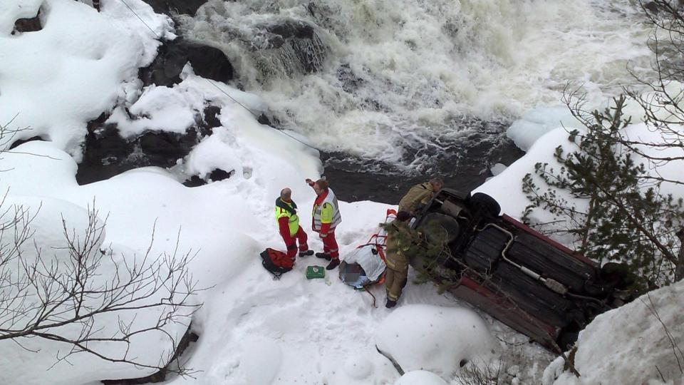 KJ�RTE UT: En eldre kvinnelig bilf�rer kj�rte ut av veien ved �mnesfossen i Telemark i formiddag. Bilen havnet p� taket, men den 76 �r gamle kvinnen kom uskadd fra ulykken. Foto: KJELL AULIE/VARDEN