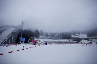 LETTET:
Holmenkollen l� i t�ke f�r rennet, men den lettet heldigvis f�r start.
Foto: Kyrre Lien / Scanpix
