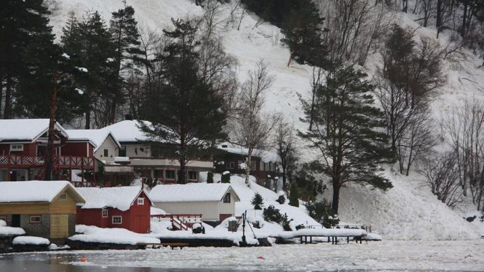 SLAPP MED SKREKKEN: Disse husene kom seg helskinnet gjennom raset i Horrvika. Foto: ERLEND S. AARFLOT